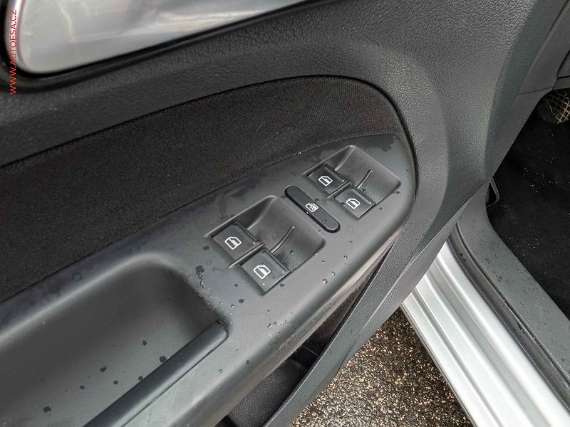 Volkswagen Touran (2008) 1.4 TSi, AC, navi - fotka 13 z 13