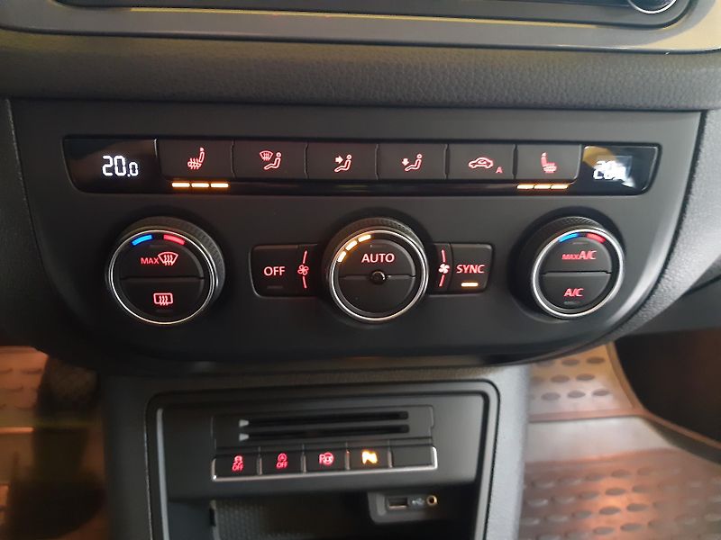 Volkswagen Tiguan 2.0 TDI 4x4 DIGIKLIMA TAŽNÉ - fotka 13 z 27