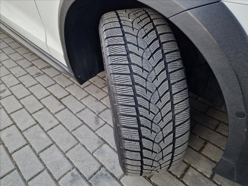 Volvo V60 D4 Cross Country AWD,ČR,1.Maj - fotka 47 z 50