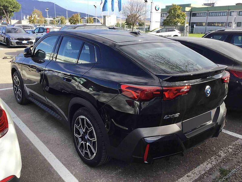 BMW iX2 (2024) xDrive30 - fotka 4 z 12