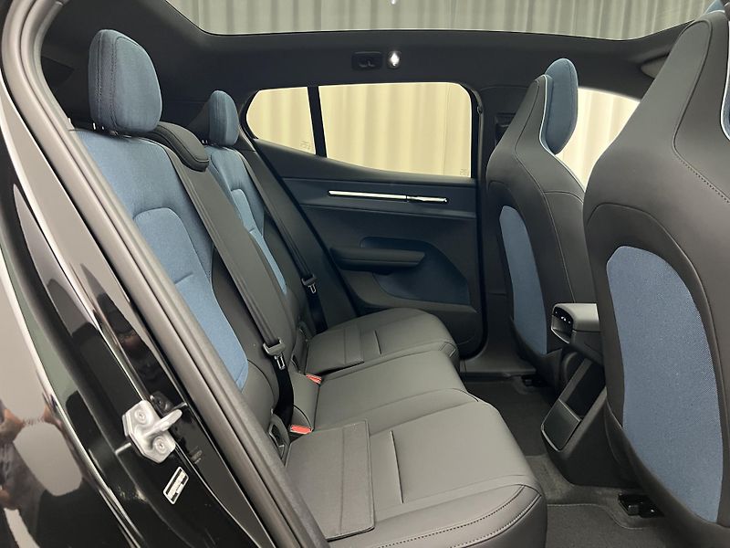 Volvo EX30 (2026) P8 AWD electric ULTRA BLACK  - fotka 25 z 49