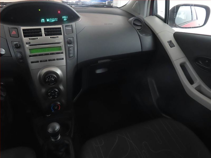 Toyota Yaris (2009) Cool 1.33 Dual VVT-i - fotka 8 z 15