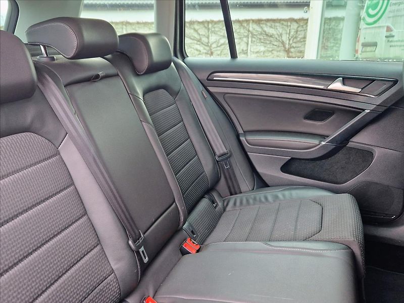 Volkswagen Golf 1,4 TSi Comfortline vyhř.seda - fotka 11 z 20