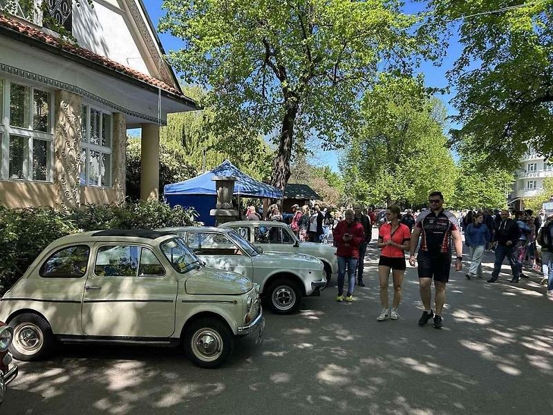 Kolonádu ovládla italská auta, na náměstí se dala ochutnat jihoevropská jídla.
