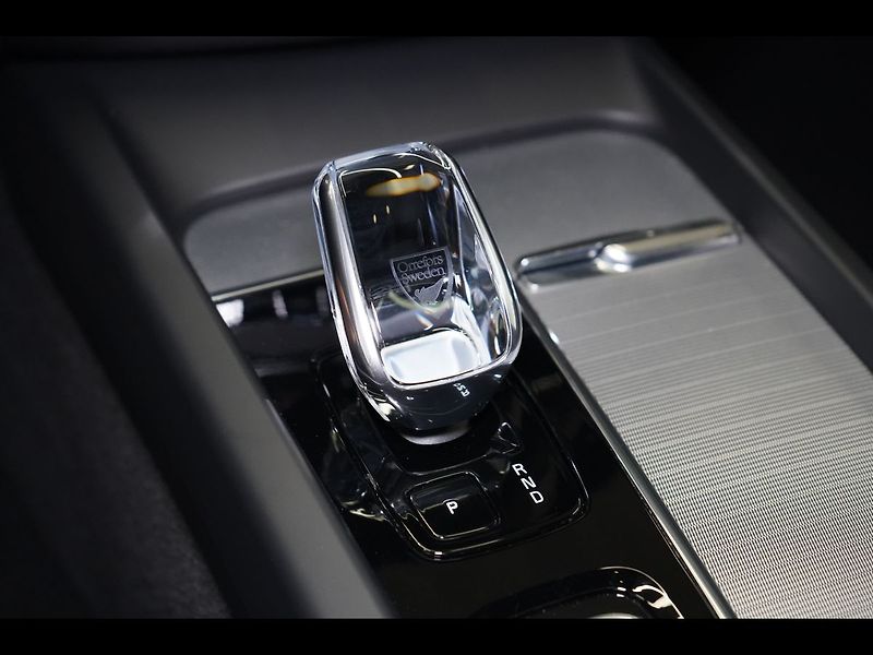 Volvo XC60 T8 PLUS Black Edition, 360°,HK - fotka 38 z 47