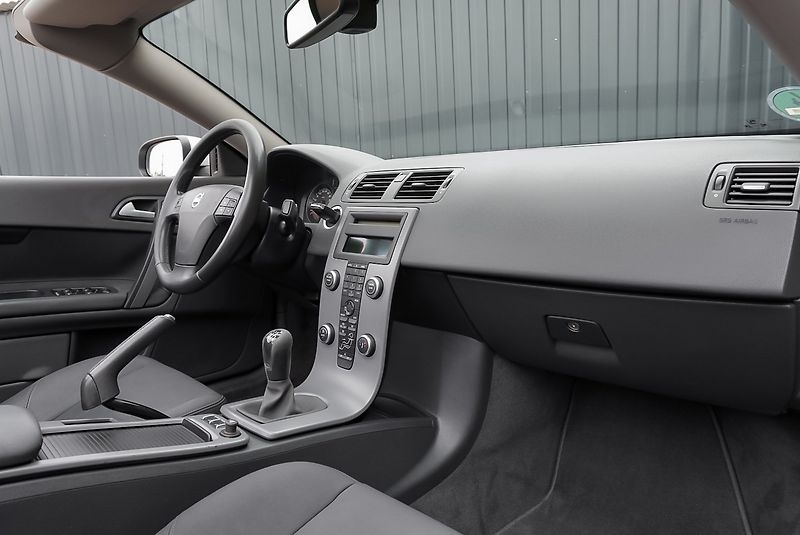 Volvo C70 2.4 D5 MOMENTUM - fotka 19 z 34