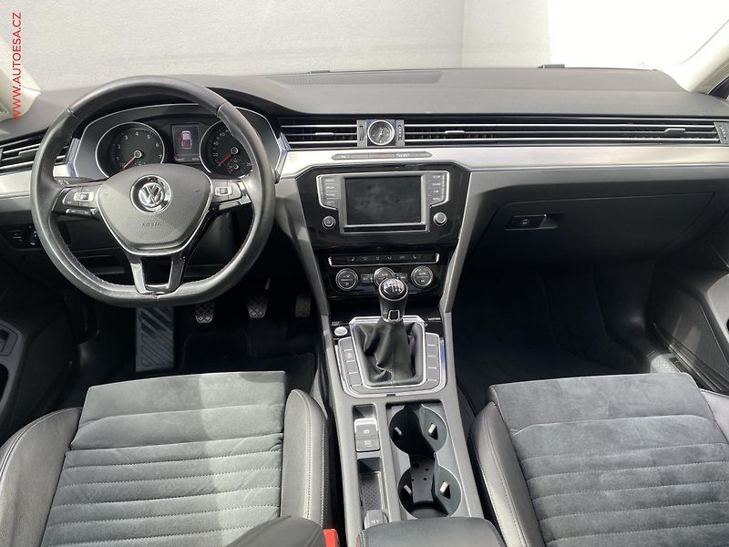 Volkswagen Passat (2015) 1.4 TSi, Highline, LED, navi - fotka 8 z 17
