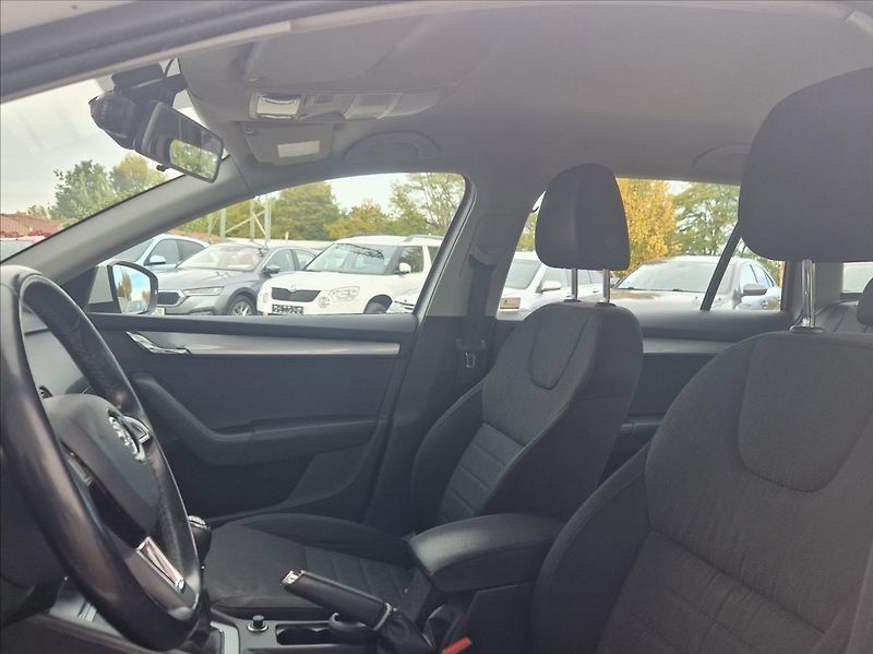 Škoda Octavia 2,0 TDI 110kW TAŽNÉ VÝHŘ. NOSI - fotka 17 z 41