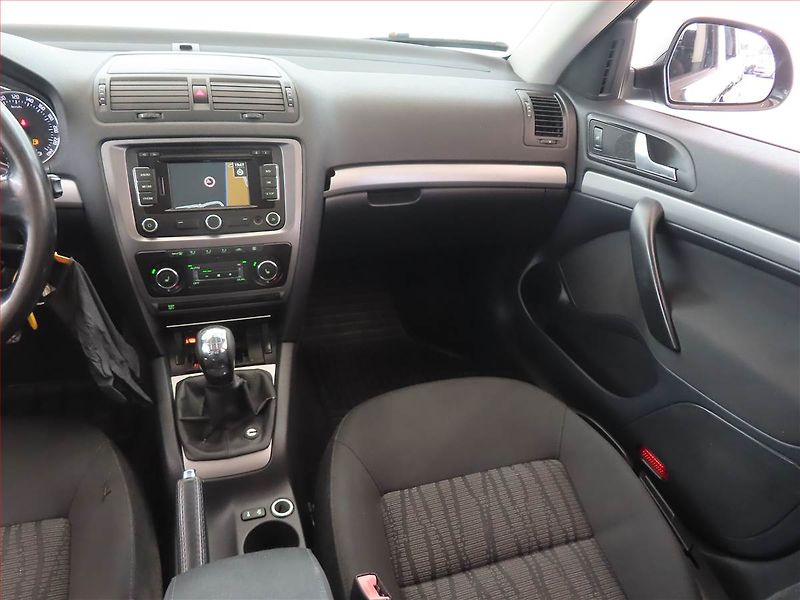 Škoda Octavia (2009) Ambiente Plus 1.9 TDI - fotka 8 z 14