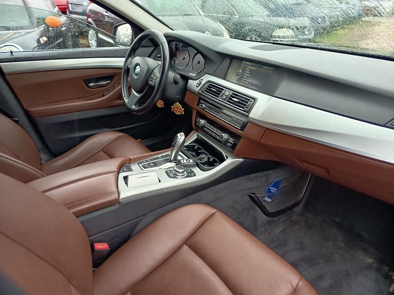 BMW Řada 5 (2011) 535i xDrive - fotka 40 z 50