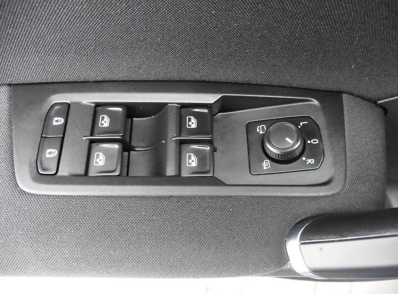 Volkswagen Touran 2,0 TDi Highline Navi - fotka 18 z 19