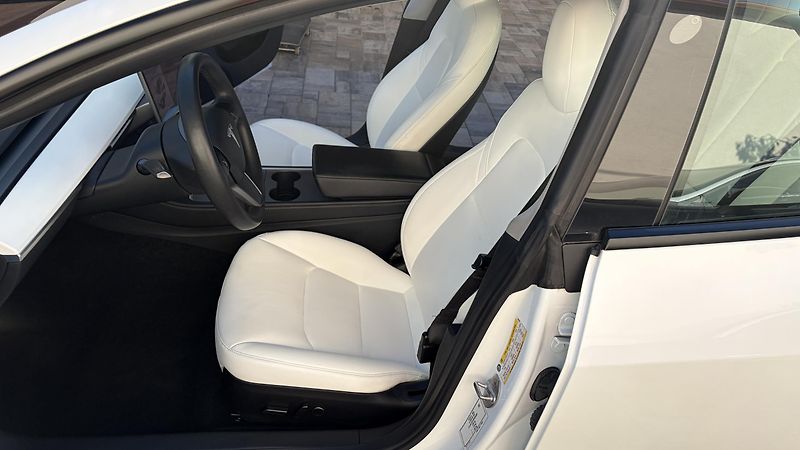Tesla Model 3 (2021) LR, SOH 89%, bily int. - fotka 6 z 15