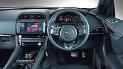 Umístění volantu na pravé straně v britském Jaguaru F-Pace. Páčku blinkrů má stejně jako většina aut v Evropě a USA klasicky nalevo.