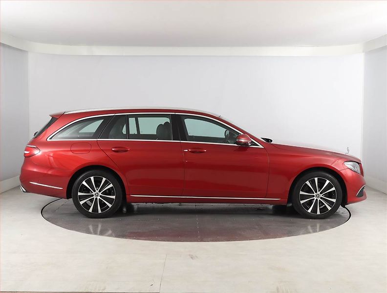 Mercedes-Benz Třídy E (2019) E 220 d - fotka 6 z 26