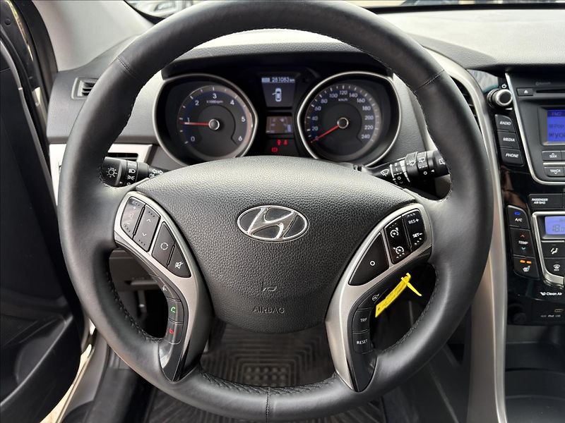 Hyundai i30 1,6 CRDi MT  kombi Weekend - fotka 14 z 16