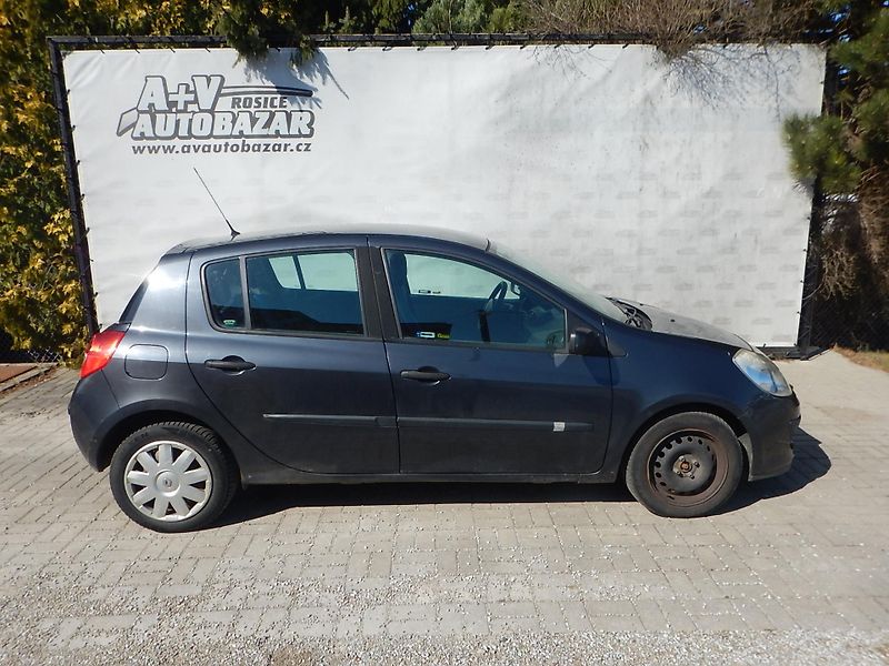 Renault Clio 1.4i, 72 kW, KLIMA - fotka 6 z 21