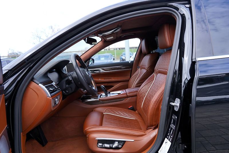 BMW Ostatní M760Li xDrive/6.6i/V12/590PS - fotka 21 z 47