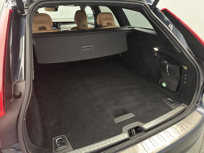 Volvo V90 D4 MOMENTUM PRO POLESTAR AUT - fotka 5 z 47