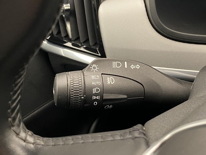 Volvo V90 B4 MOMENTUM AUT REZERVACE - fotka 22 z 48