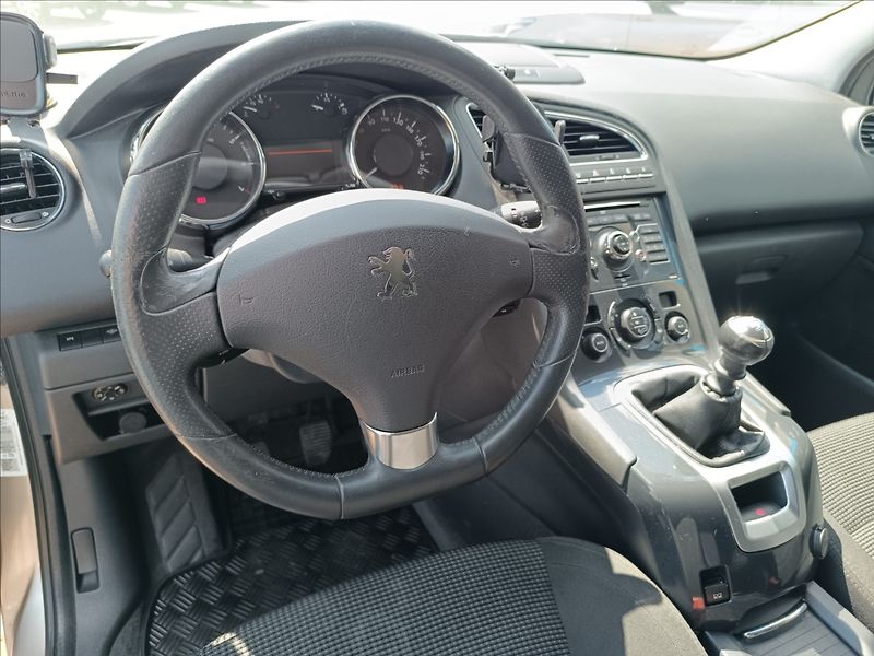 Peugeot 5008 1,6 THP - fotka 11 z 19