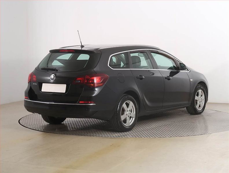 Opel Astra (2013) 1.6 16V, Tempomat - fotka 5 z 16