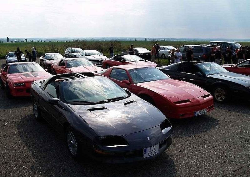 Sraz amerických vozů Chevrolet Camaro a Pontiac Firebird v Kolíně.