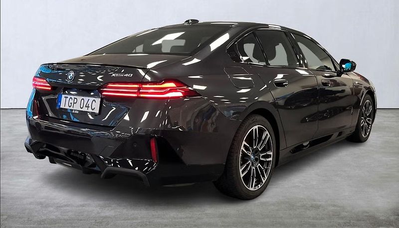 BMW i5 xDrive40 M-Sport Kam Ambient - fotka 17 z 18