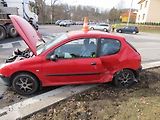 Peugeot narazil do kamionu v protisměru.