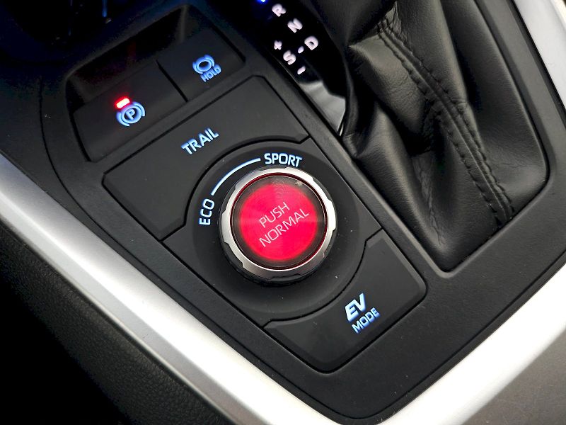 Toyota RAV4 (2021) 2.5HEV 4x4 222k JBL BLACK EDIT - fotka 23 z 34
