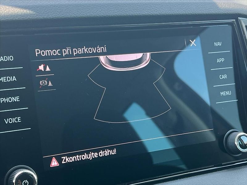 Škoda Karoq 1,5 TSi 110kW 7DSG SELECTION - fotka 17 z 24