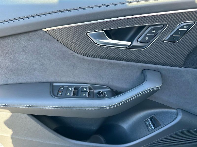 Audi Q8 60 TFSIe PHEV 250kW Quattro So - fotka 17 z 22
