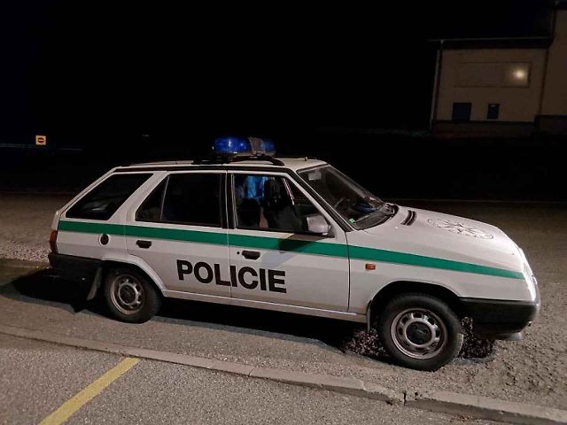 Pozdvižení na D46: Od Vyškova jelo auto ve starých policejních barvách.