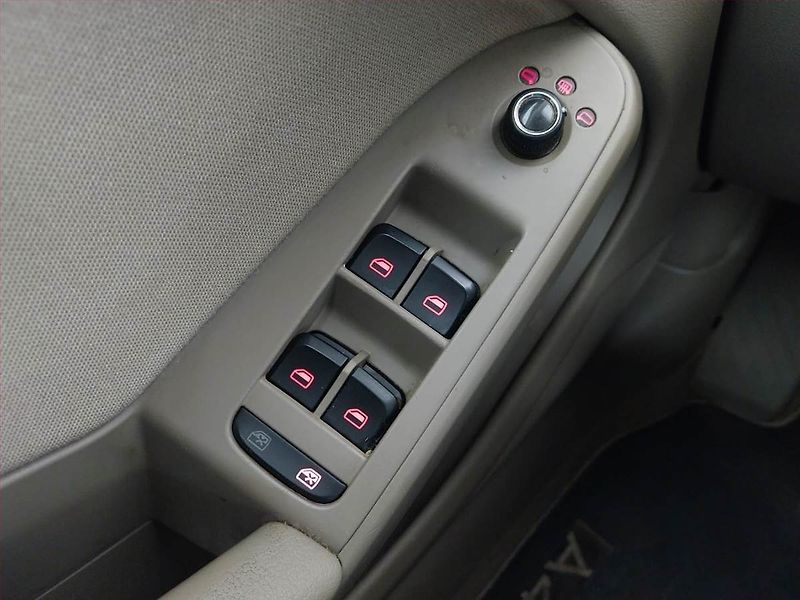 Audi A4 (2011) 2.0 TDI, Xenony, Tempomat - fotka 17 z 19