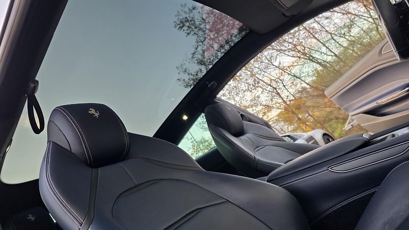 Ferrari GTC4 Lusso (2016) V12 SERVIS FERRARI - fotka 11 z 13