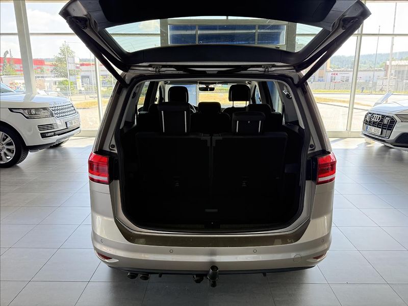 Volkswagen Touran 2,0   TDI 110kW,1.MAJ,7MÍST,TA - fotka 23 z 28