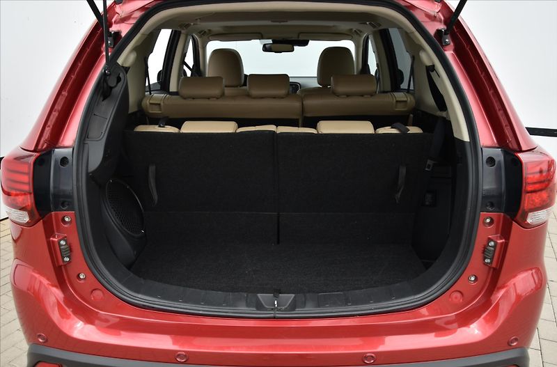 Mitsubishi Outlander 2.2 DI-D 4WD A/T 7-MÍST ČR - fotka 14 z 33