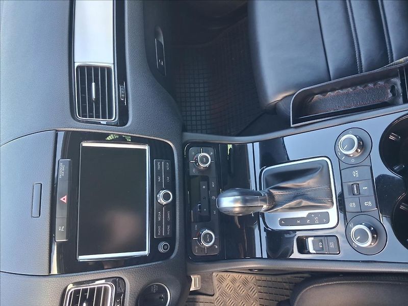 Volkswagen Touareg 3,0 R-Line, CZ, kamera - fotka 16 z 17