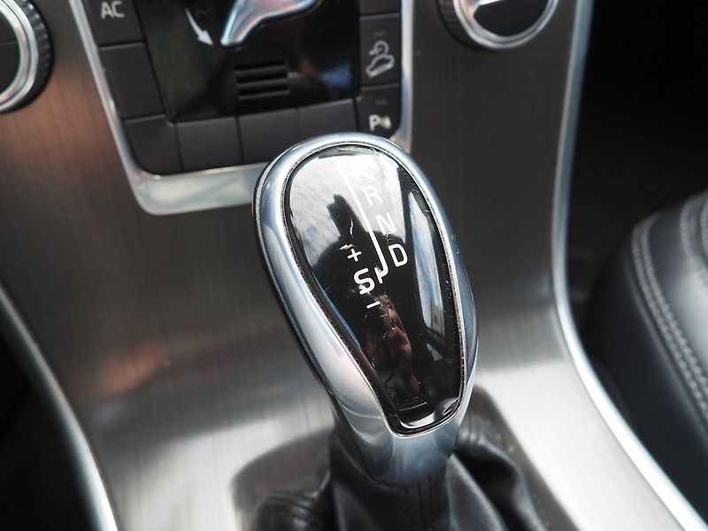 Volvo XC60 (2015) 2.4D D4 AWD - fotka 31 z 34