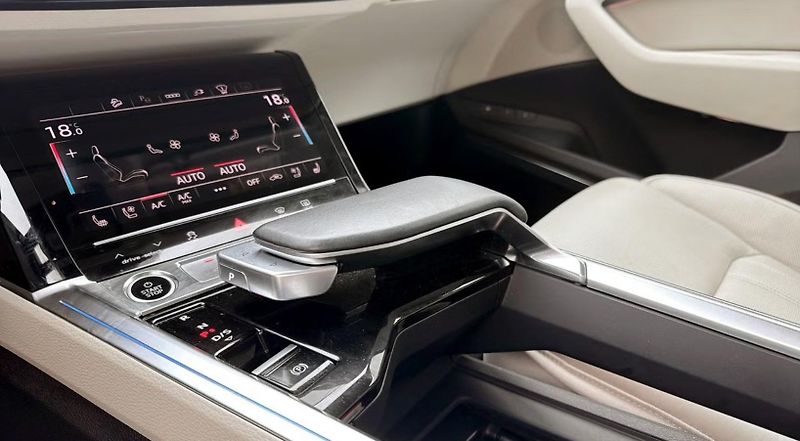 Audi Q8 e-tron SB 55 Q 360k Pano Taž Bílý in. - fotka 18 z 25