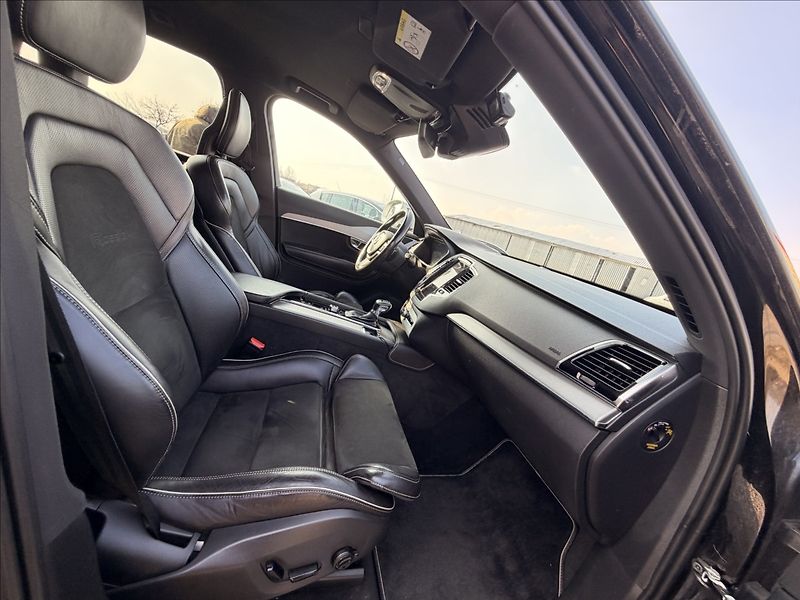 Volvo XC90 2,0 R-DESIGN SERVISKA TAŽNÉ - fotka 32 z 42