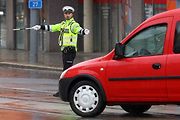 Ilustrační foto. Křižovatka řízená policistou.