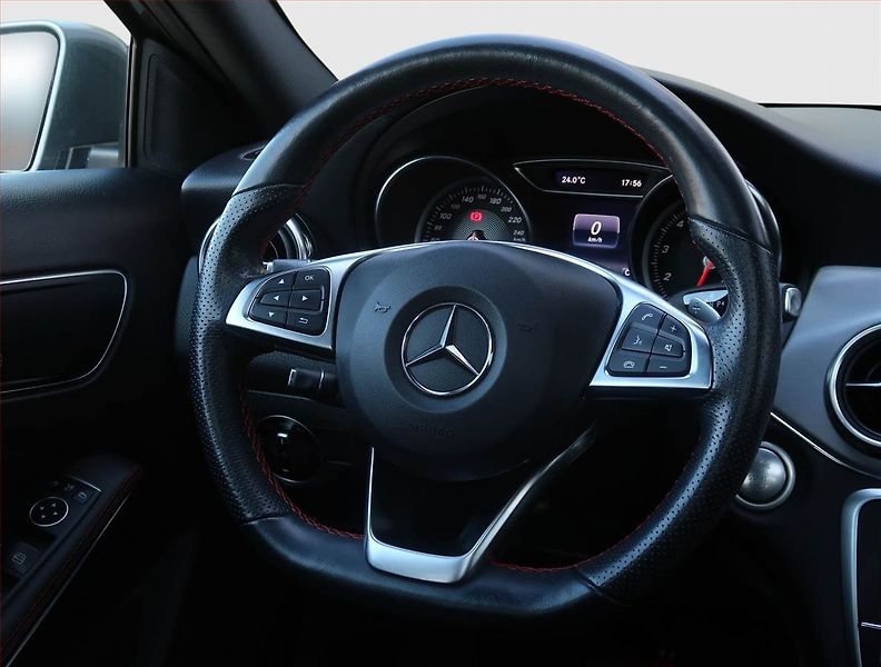 Mercedes-Benz GLA (2018) AMG line 220 4MATIC - fotka 17 z 23