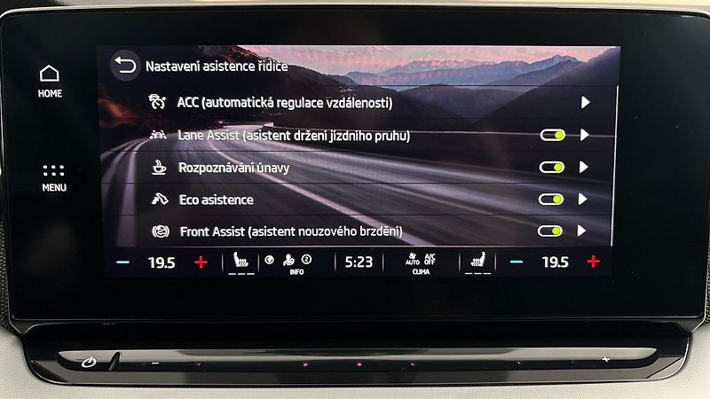 Škoda Octavia 2.0 TDI DSG 4x4 Scout Combi - fotka 24 z 27