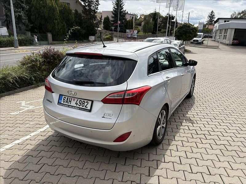 Hyundai i30 1,6 CRDi MT  kombi Weekend - fotka 5 z 16