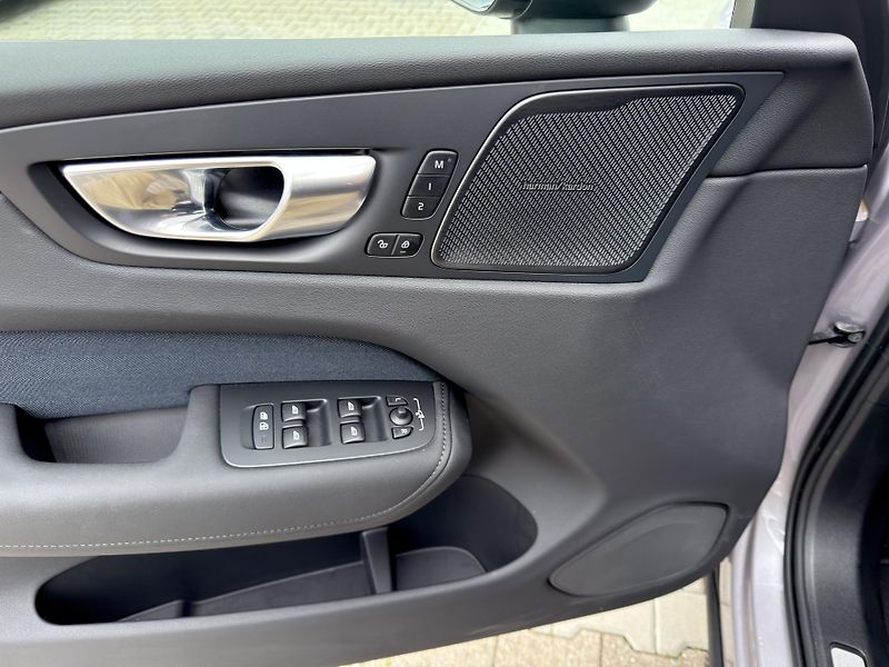 Volvo XC60 B5 AWD PLUS DARK +komplety kol - fotka 13 z 49