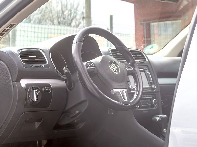 Volkswagen Golf (2010) 1.6TDI 77KW DSG – PO ROZVODECH - fotka 13 z 48