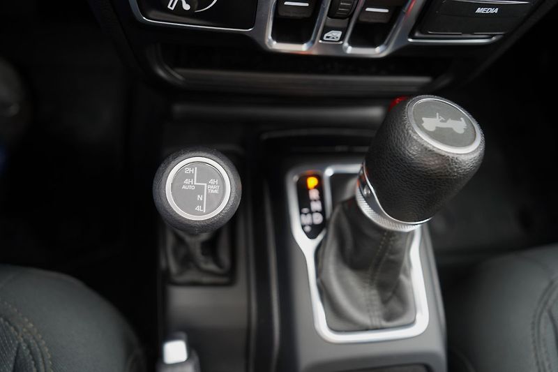 Jeep Wrangler 2.2 CRD/Sport/MultiJet/4x4/AT - fotka 43 z 44