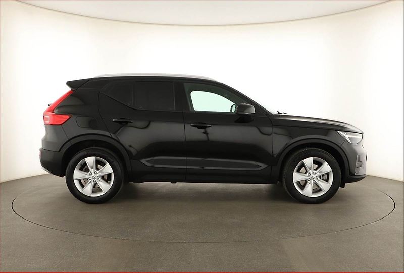 Volvo XC40 (2022) B3 - fotka 6 z 20