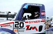 Fittipaldi v kabině trucku Buggyra.