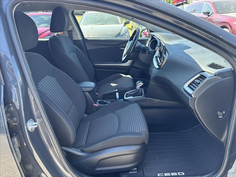 Kia Ceed 1,5 TGDi AT TOP PLNÝservisKIA - fotka 15 z 44